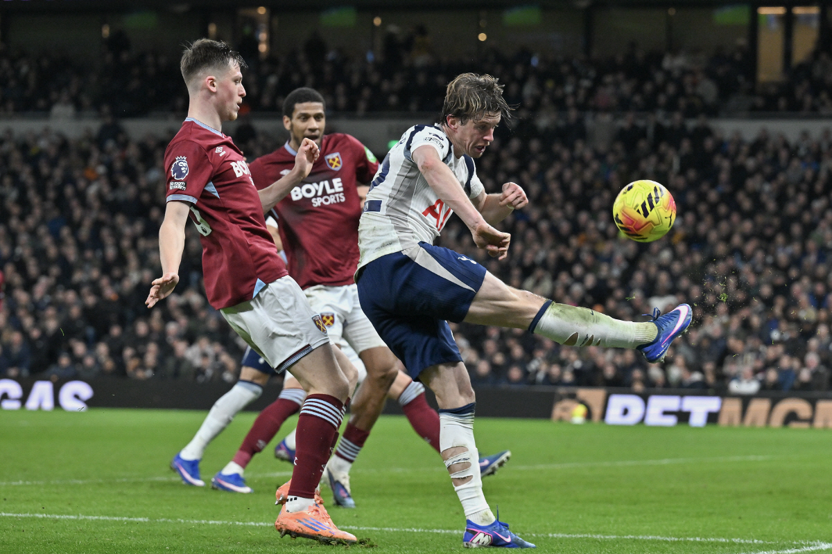 "다행히 유리몸 아니네" 손흥민 강철후배, 데뷔 1분만 아찔 충돌에도 '…