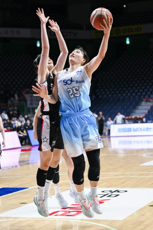 '드디어 탈출이다' 신한은행, BNK와 연장 혈투 끝에 9연패 탈출…2차연장 접전 85-79 극적인 승리