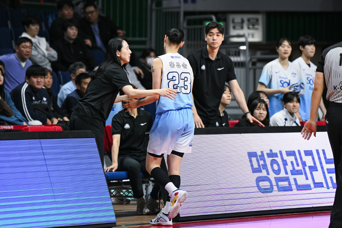 '드디어 탈출이다' 신한은행, BNK와 연장 혈투 끝에 9연패 탈출…2차…