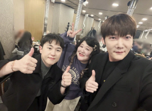 이국주, 이 배우가 남사친이었어?...어깨에 기댄 채 