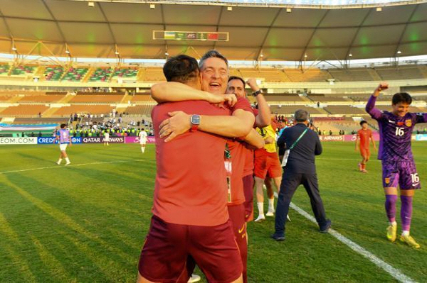 "게으른 중국 선수 나약함 뜯어고쳤다" 4경기 무실점 중국 '늪 축구'의…