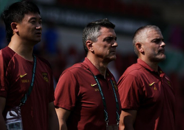 "게으른 중국 선수 나약함 뜯어고쳤다" 4경기 무실점 중국 '늪 축구'의…