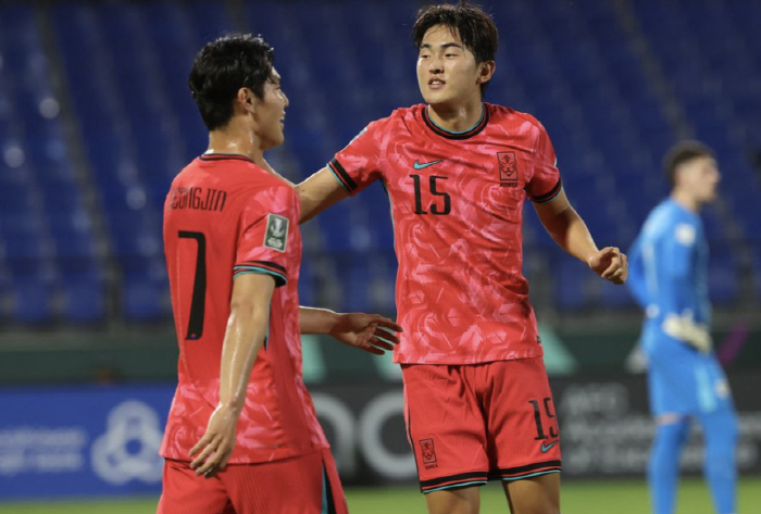 AFC가 '원더보이'를 주목했다, 호주전 원더골 '막내' 백가온.. '일…