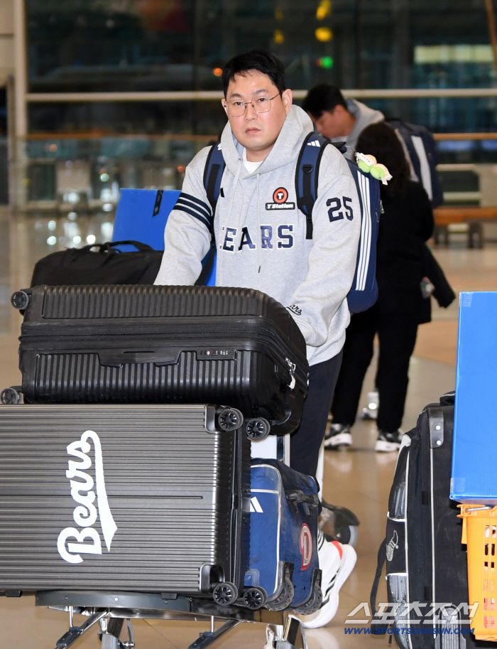 짐보다 무거운 책임감...결의에 찬 주장 양의지, 표정으로 말하다