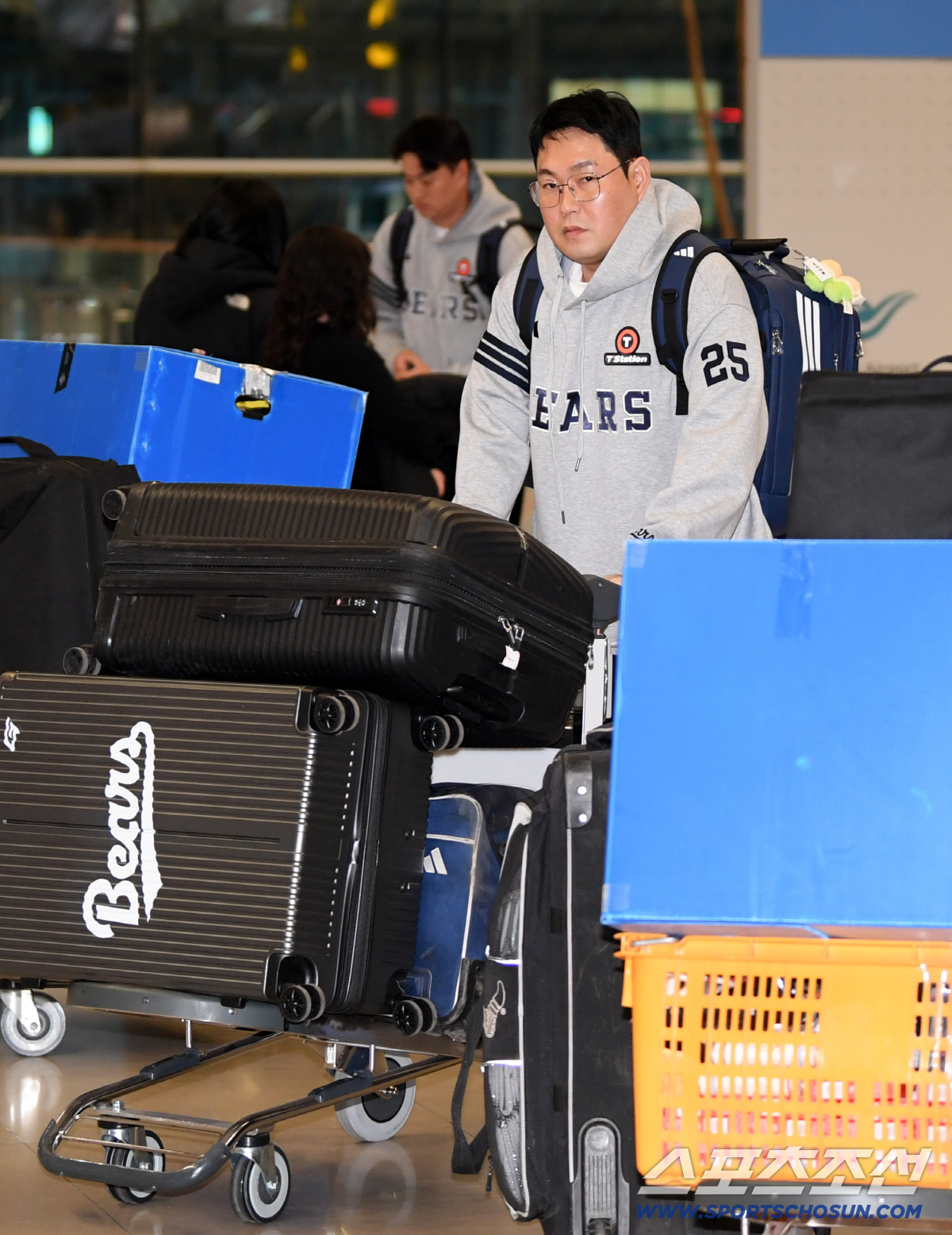 짐보다 무거운 책임감...결의에 찬 주장 양의지, 표정으로 말하다