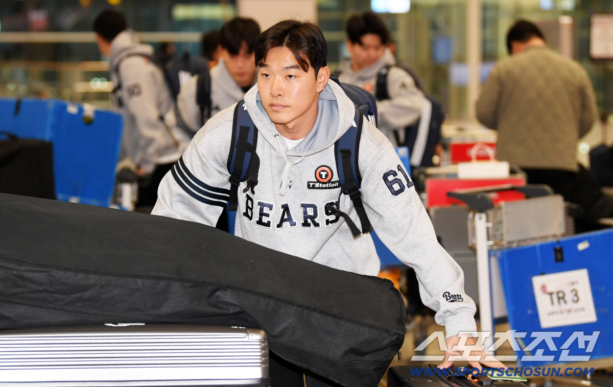 짐보다 무거운 책임감...결의에 찬 주장 양의지, 표정으로 말하다