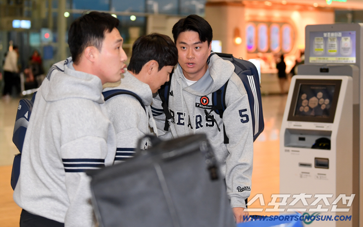 짐보다 무거운 책임감...결의에 찬 주장 양의지, 표정으로 말하다