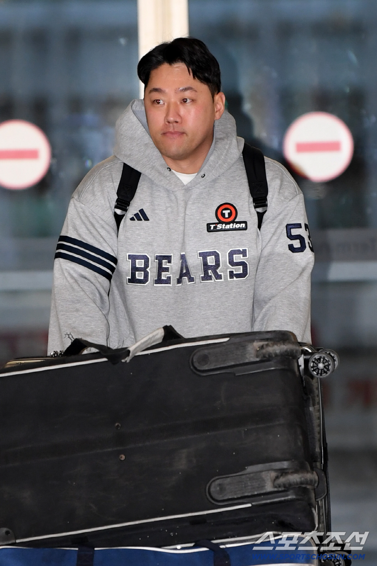 짐보다 무거운 책임감...결의에 찬 주장 양의지, 표정으로 말하다