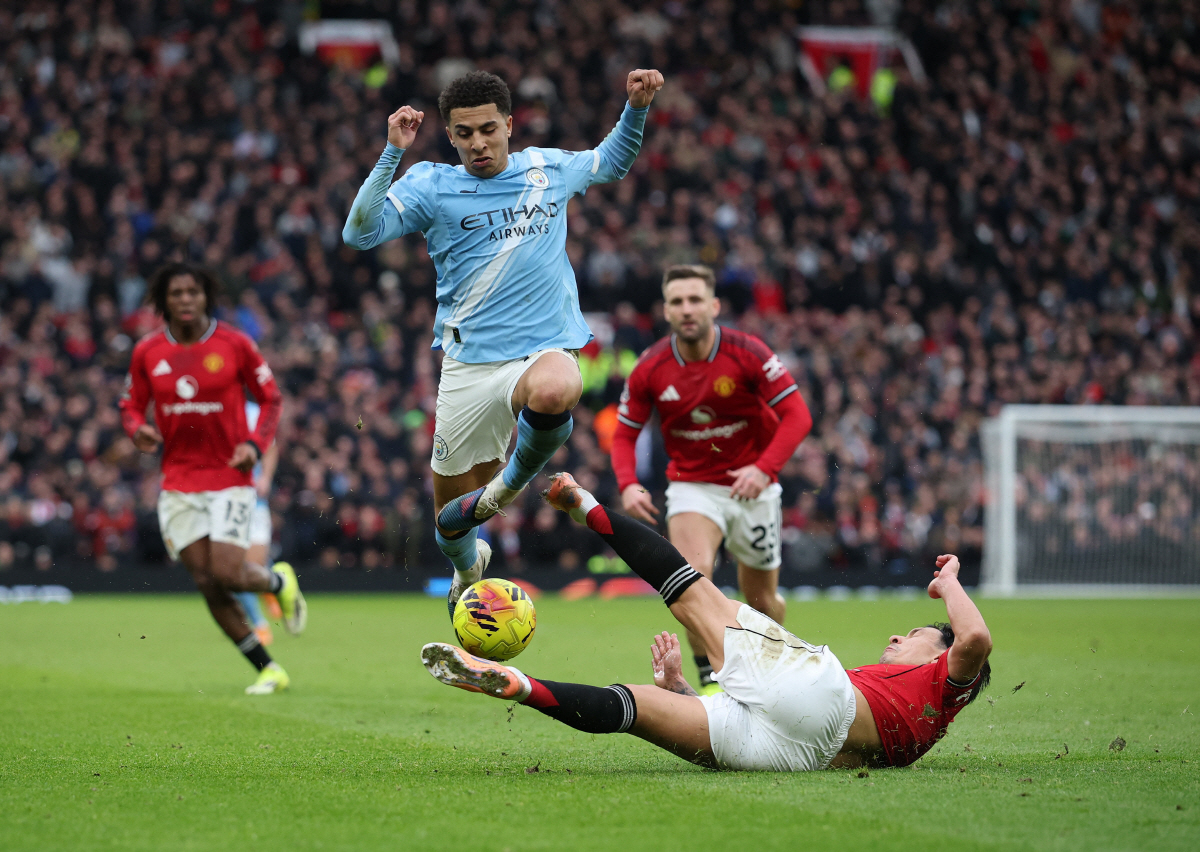 "스콜스 형님,얼굴 보고 직접 이야기하시죠" 수비력 비판속 홀란 지운 맨…