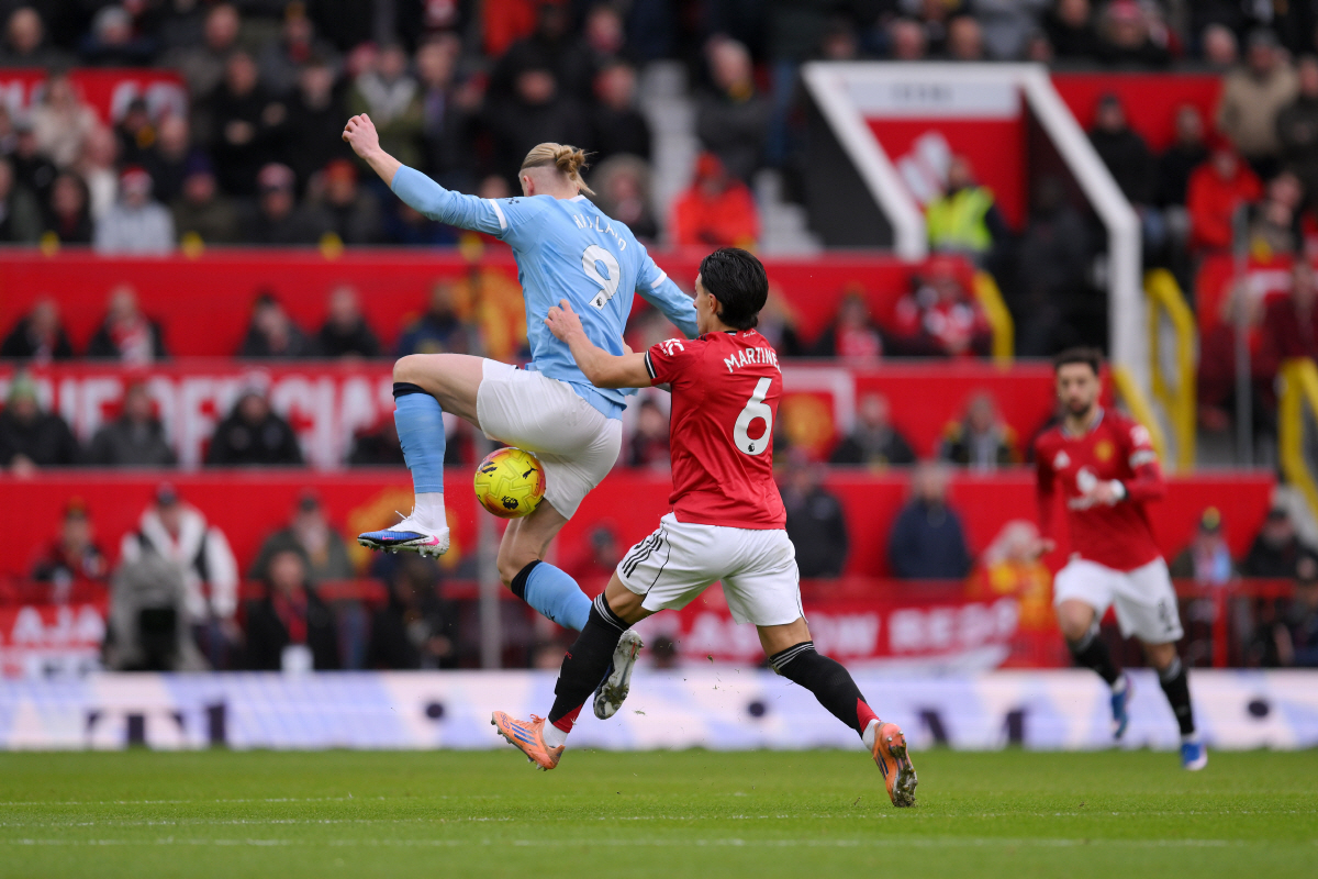 "스콜스 형님,얼굴 보고 직접 이야기하시죠" 수비력 비판속 홀란 지운 맨…