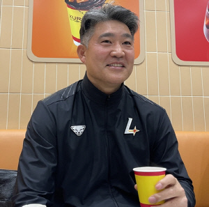 동계 훈련 떠나는 SSG 이숭용 감독 