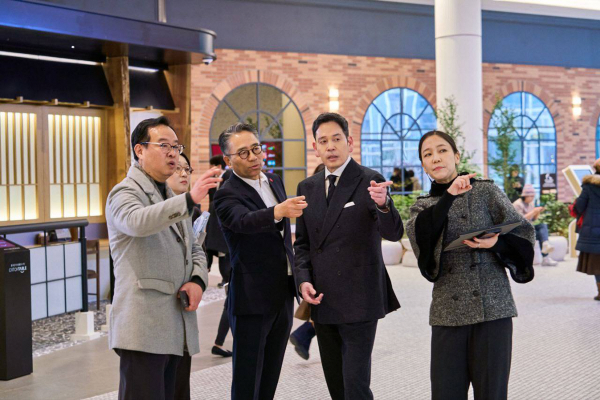 "고객 삶 속으로 깊숙이 들어가는 '패러다임 시프트' 필요"…정용진 신세…