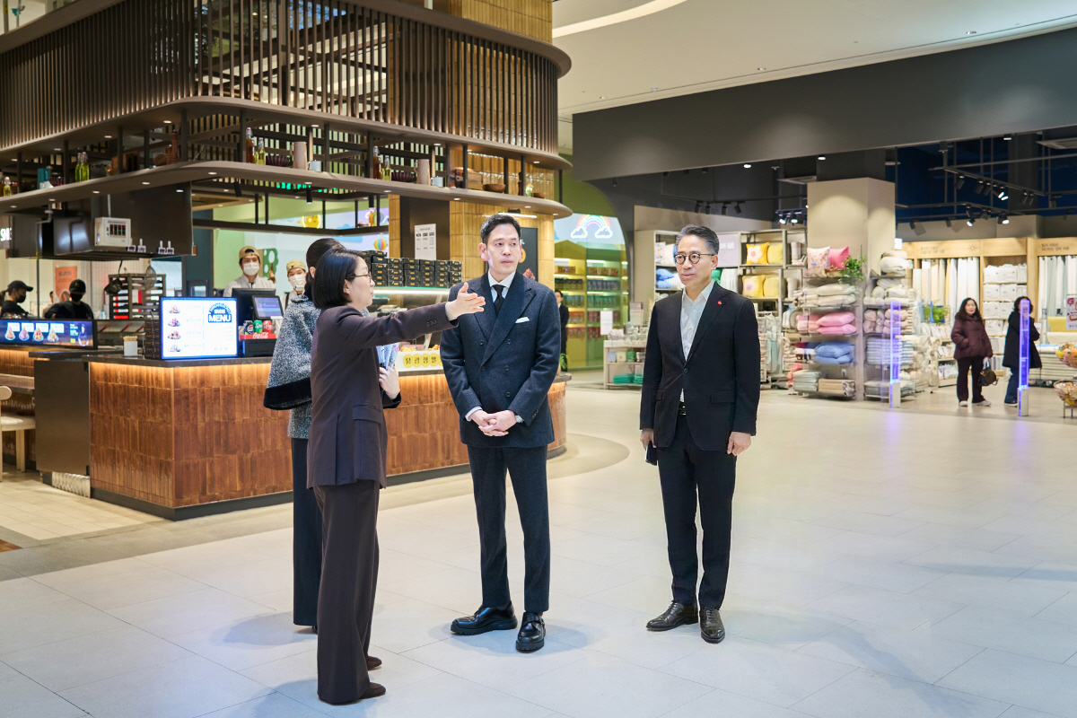 "고객 삶 속으로 깊숙이 들어가는 '패러다임 시프트' 필요"…정용진 신세…