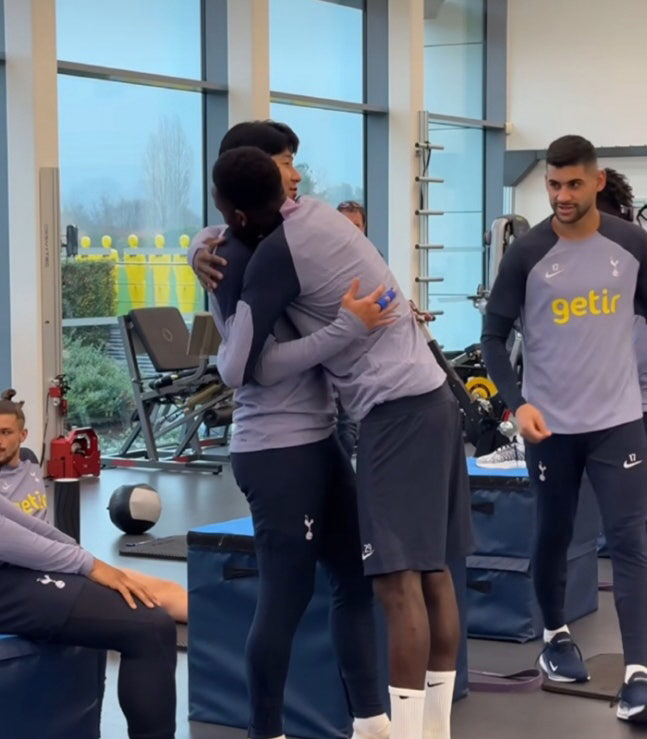 "흥민 형, 또 우승했어요" 토트넘 무관 예약→눈물 펑펑 '애착 인형' …