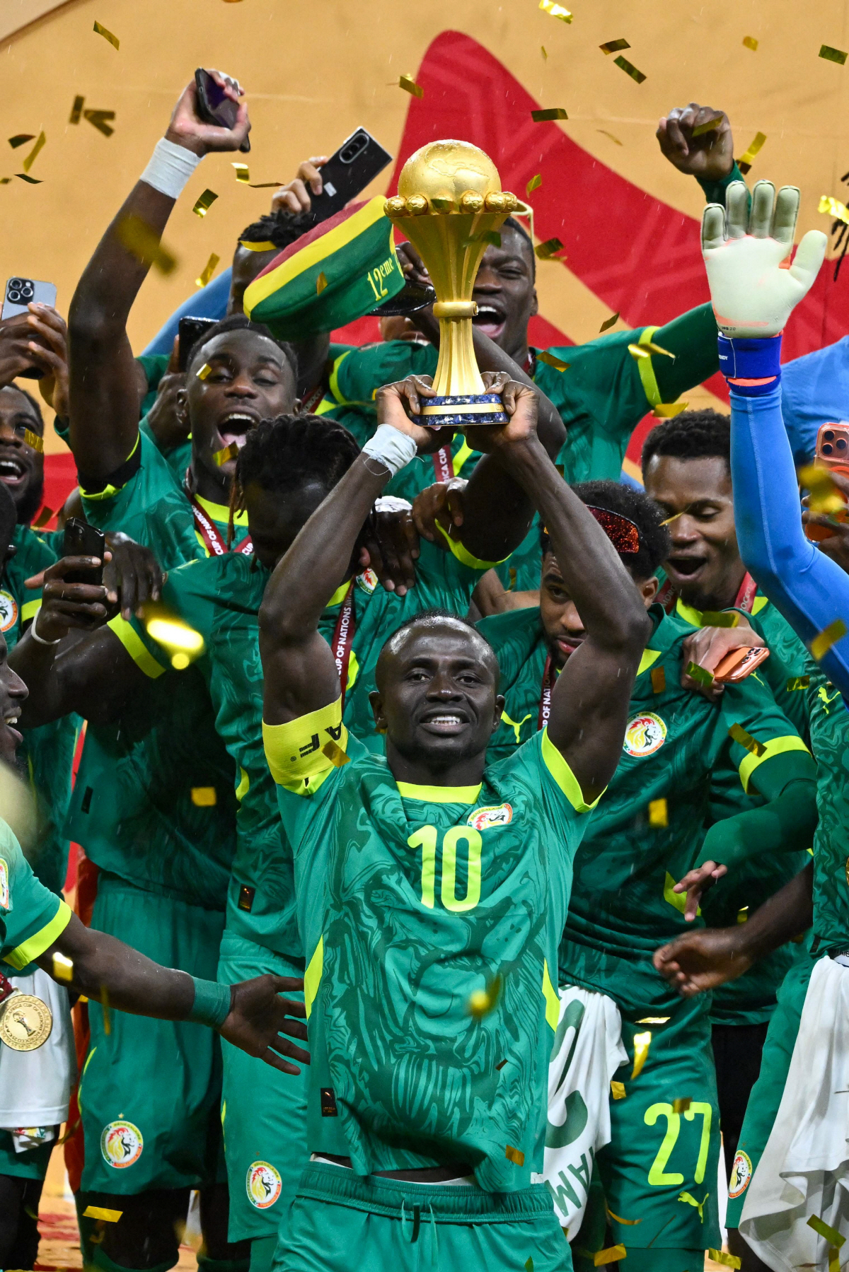 "흥민 형, 또 우승했어요" 토트넘 무관 예약→눈물 펑펑 '애착 인형' …