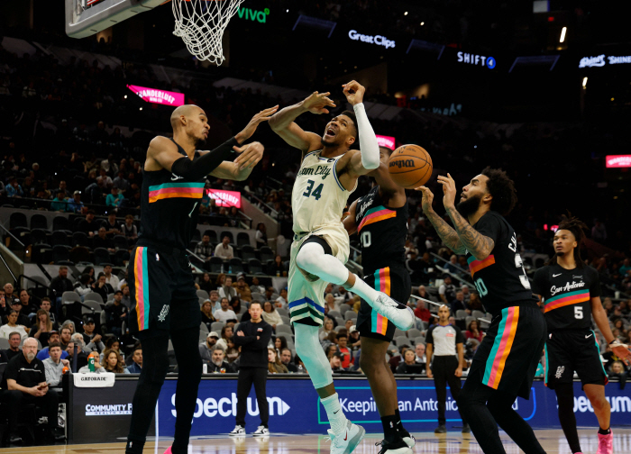 밀워키와 그리스 괴인 끝까지 간다! 밀워키 전력 보강 선언. 유력 영입 대상은 마이애미와 샬럿의 올스타급 포워드