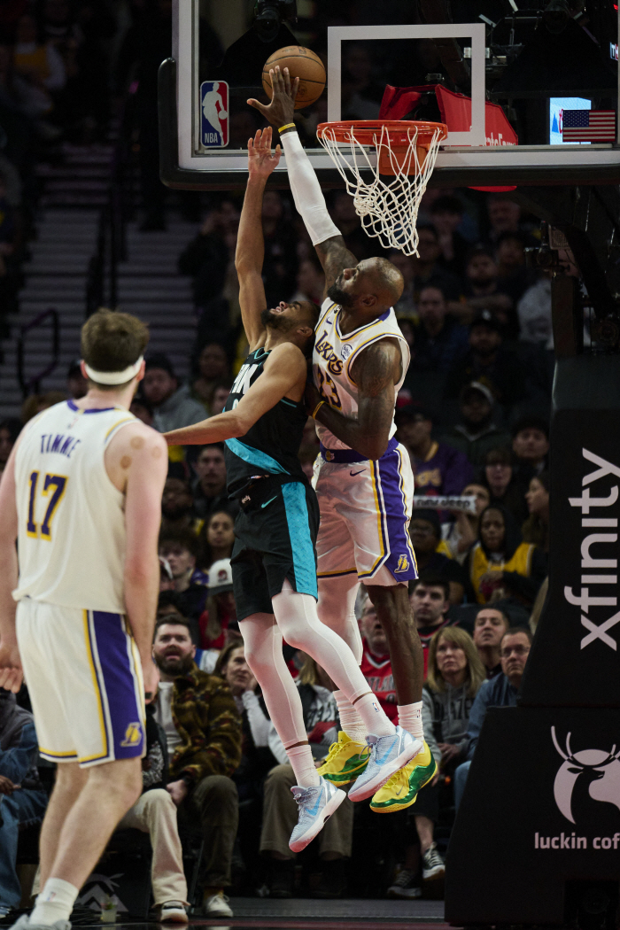 "형편없는 수비" 비판 작렬한 르브론 제임스 옹호론 등장했다. GS 레전드 포워드 "르브론, 두뇌로 경기 지배한다. 수비 나쁘지 않다"