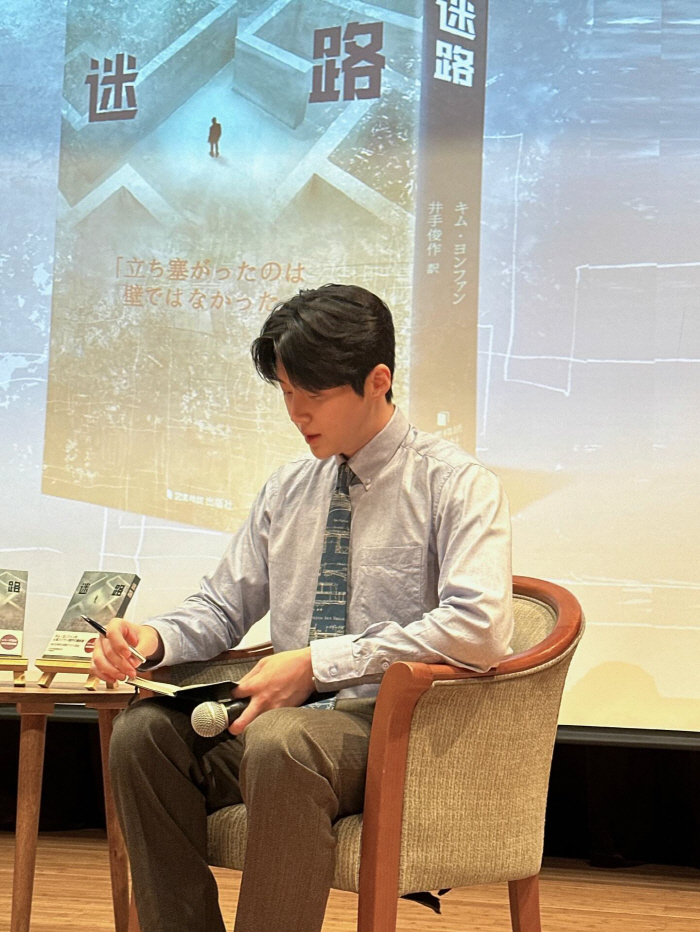 [SCin스타] “이 사랑 통역 됐나요?” 김선호, 비하인드 컷으로 완성한 로맨스 무드