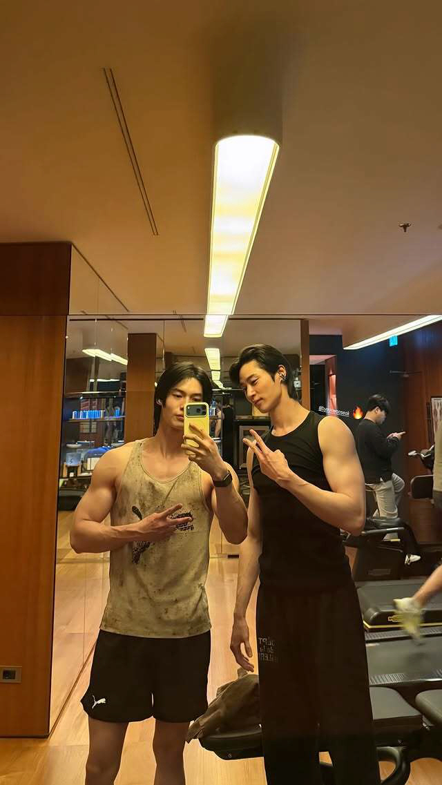 변우석, 밀라노 헬스장까지 접수...민소매 근육에 '시선 올스톱'