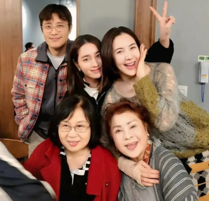 "이 조합은 처음"...이병헌·이민정, 어머니·여동생까지 한자리에