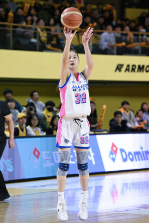 삼성생명, 이해란-윤예빈 쌍포 앞세워 KB스타즈 시즌 처음으로 꺾으며 3연패 마감