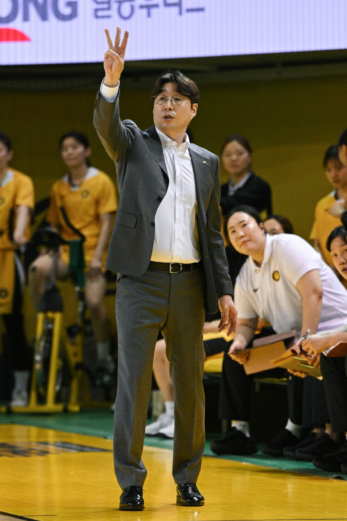 [현장인터뷰] 3연승 달성 실패한 김완수 KB스타즈 감독, "서로를 믿는 농구를 못했다"