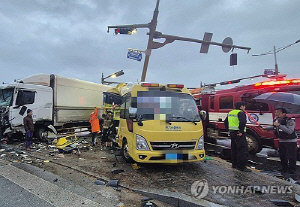 '신호 위반해 초등학생 통학버스와 충돌' 화물트럭 운전자 구속