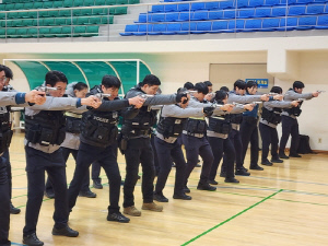 [고침] 사회(흉기 강력범 대응…권총·테이저건 능숙한 '…)