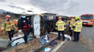 제주서 화물차 연석 들이받고 전도…운전자 심정지