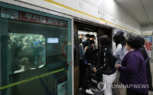 '하루 1번꼴 환자발생' 김포골드라인…증차에도 여전히 '지옥철'