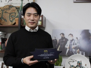 李대통령, '볼리비아 무사증 기여' 특사활동 한준호에 감사패