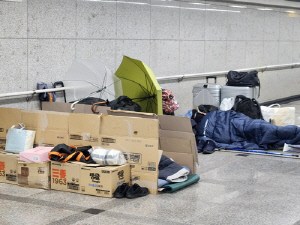 핫팩 향해 우르르, 추위 쉼터는 만실…'대한'의 노숙인들