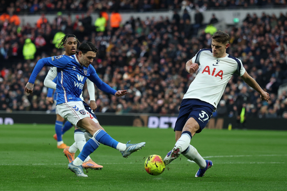 '흥민이형, 저도 떠날라고요' SON에 유로파리그 안긴 '슈퍼 걷어내기'…