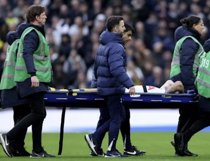 "손흥민 봤다면 얼굴 감쌌다" 산소호흡기 차고 겨우 경기장 OUT→"토트…