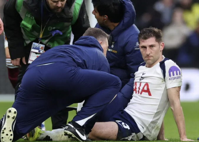 "손흥민 봤다면 얼굴 감쌌다" 산소호흡기 차고 겨우 경기장 OUT→"토트…