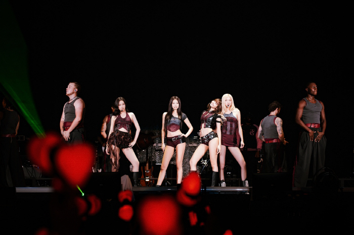 日 도쿄돔 뜬 블랙핑크, 사흘 매진 속 16만 5천 관객 홀렸다