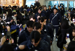 '이틀에 나눠 귀국' 플로리다 취소는 이해, KT 선수들은 왜 하루 늦게 귀국할까?