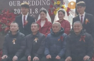 쌍둥이 형제·자매 결혼, 삼촌들도?…네쌍둥이 가족 탄생