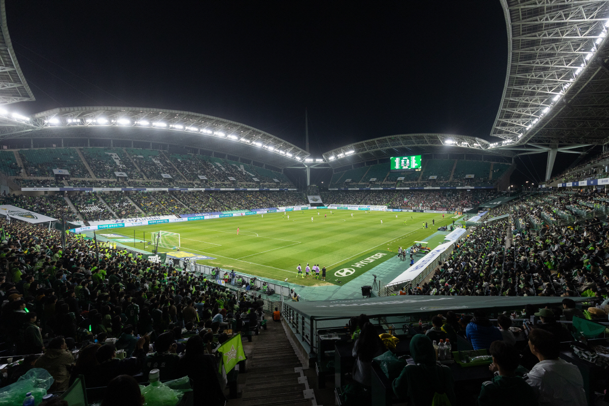 '더블 우승·30만 관중' 전북 현대 2025시즌 성공 뒤 숨은 노력..…