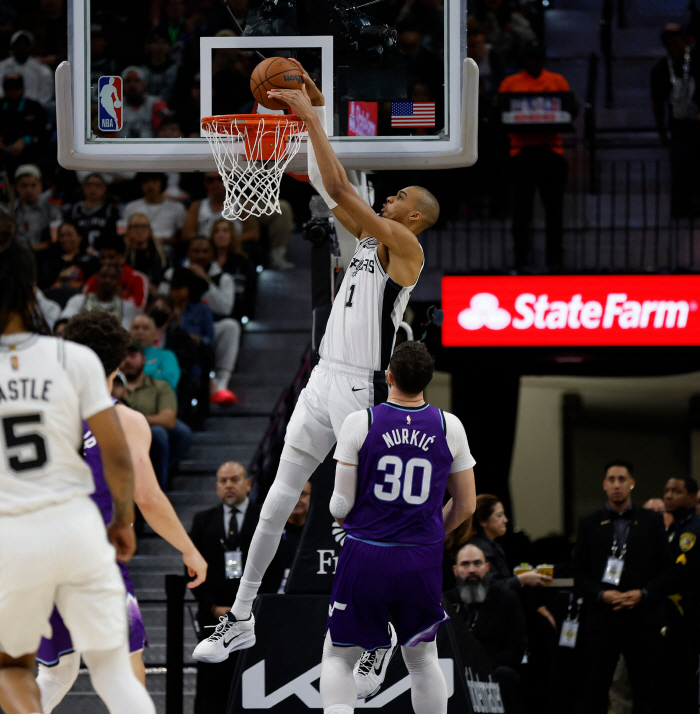 봉인 해제 빅터 웸반야마. 26분 출전에 36득점, 10리바운드 괴력. 샌안토니오, 유타 완파