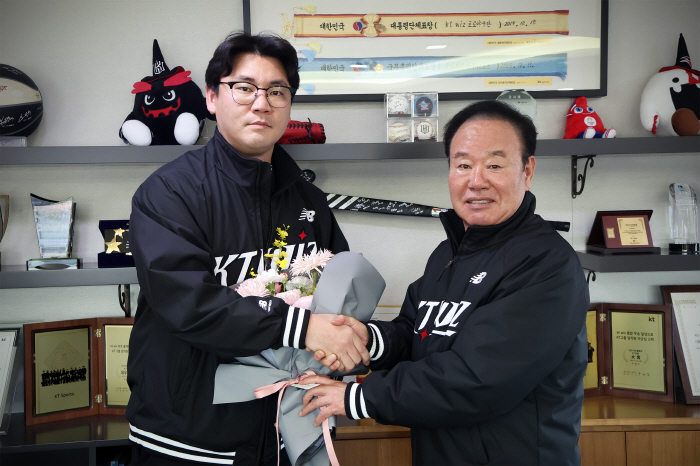 [오피셜] 캠프 출발 17시간전 극적 합의! '2년 최대 16억' 장성우, KT와 FA 계약 완료 → 12년 동행 '약속'