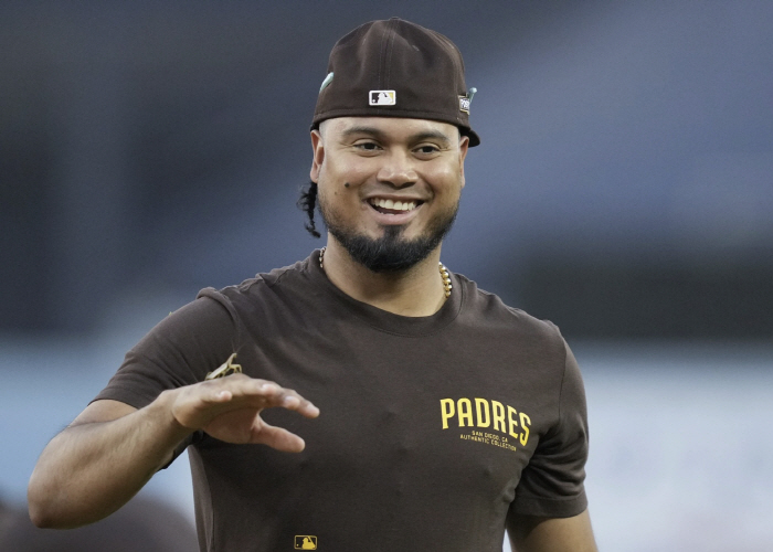 이렇게 인기없는 3×타격왕을 봤나? 오직 잘 맞히기만 하는 타자, 3000타석 통산 홈런 꼴찌...누구도 찾지 않아