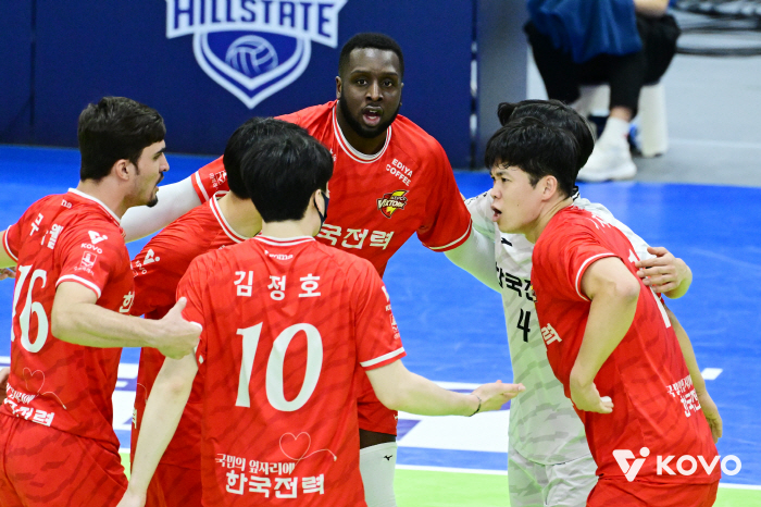 '압도적 셧아웃 승리' 한국전력, 3위 도약…대한항공, 선두 수성 적신호 켜졌다