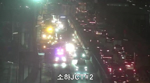 서해안고속도로 금천 IC 부근 1톤 트럭 화재…일부 차선 통제