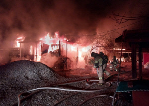 김해 대동면 농막 화재, 3시간 만에 진화…전기적 요인 추정