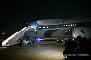 다보스 향하던 트럼프 전용기 회항…