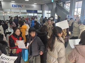 [르포] 하루 1천500명 쏟아진 부산항…중국발 크루즈 급증 현장