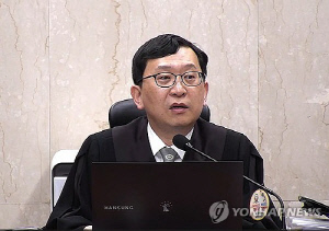 한덕수 징역 23년·법정구속 이진관 판사…'尹계엄=내란' 첫판단