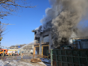 연천 폐수처리장 화재 2시간 만에 완진…2명 연기흡입(종합)