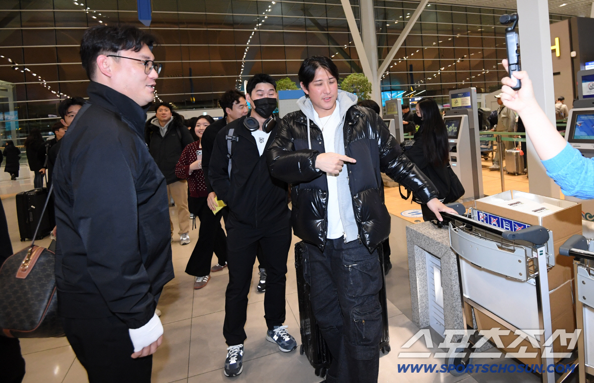 은퇴 번복? 새벽 공항 깜짝 손님 황재균, 더 놀란 이적생 김현수...'…